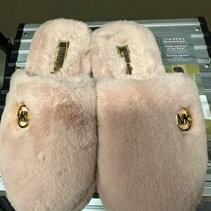 Michael Kors Slippers size 8 💕💕